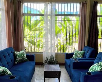 Blue House with Air-Conditioning - Puerto Jiménez - Living room