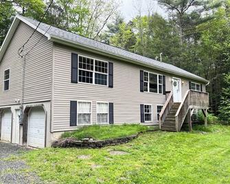 Escape to the Pocono Mountains - Tafton - Building
