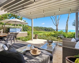 Solara - Sleeps 8, Beach, Walk To Resorts, Views - Coffs Harbour - Patio