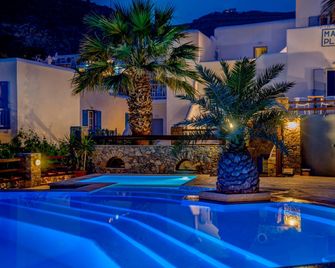 Makis Place - Tourlos - Piscine