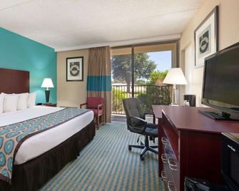 Howard Johnson by Wyndham Arlington Ballpark / Six Flags - Arlington - Bedroom