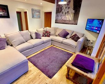 Luxury Riverside Holiday Home in stunning Ballina / Killaloe - The Derg House - Killaloe - Living room