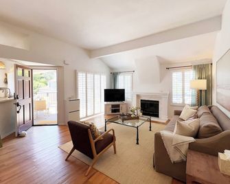 Luxurious Seabreeze Chic, 2 Bed Condo - Newport Beach - Sala de estar