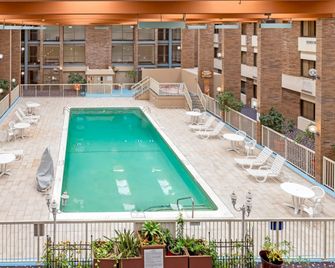 MainStay Suites Lansing West - Λάνσινγκ - Πισίνα