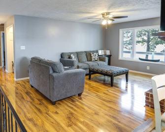 Lakefront Arkansas Escape with Grill, Dock and Kayaks! - Horseshoe Bend - Sala de estar