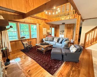 Spacious fully-renovated cottage with lake views nestled in serene Lake Toxaway. - Lake Toxaway - Sala de estar