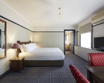 Brassey Hotel - Barton - Bedroom
