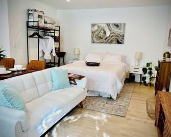 The Modernist’s Hideaway, a fully-furnished luxury studio located in Long Beach! - Long Beach - Bedroom
