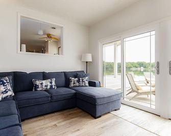 North Twin Clover - Lake Front - Kayaks - Short drive to Shipshewana - Howe - Living room