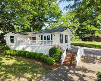 Lakefront Cottage: 2 Kings, Boat Launch, Swim Dock, Firepit, 3 Patios + Bunkbeds - Pell City - Building
