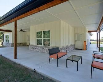 Brand New Modern Getaway on Private Land! - Tulsa - Patio