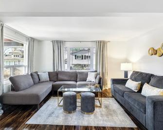 New! Glamorous Cottage W/2 Br+ 1ba/Near Lake - Fort Erie - Living room