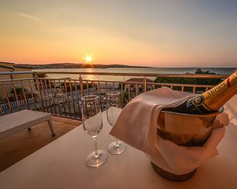 Sunset Deluxe Apartments - Insula Vir - Hol