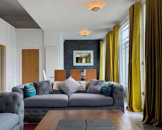 Riverside Retreat - Deganwy - Living room
