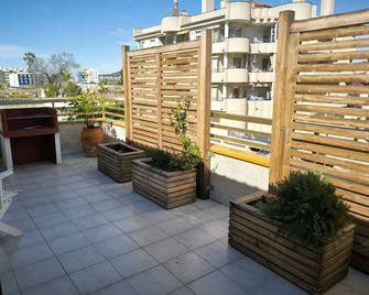 Apartment with a big terrace & wonderful views to the beach and swimming pool - Cunit - Balcón