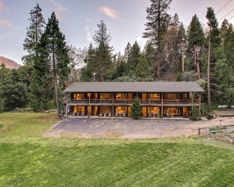 Big Pine Suite Cn Lodge R#1 - Springville - Building