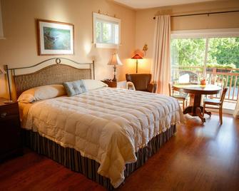 Ocean Mist Guesthouse - Ucluelet - Bedroom