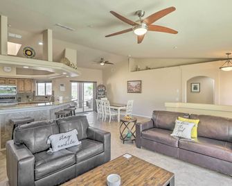 2 Mi to London Bridge Lake Havasu Getaway - Lake Havasu City - Living room