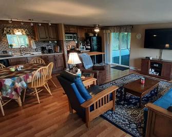 Lakeview Cottage - Yellville - Living room