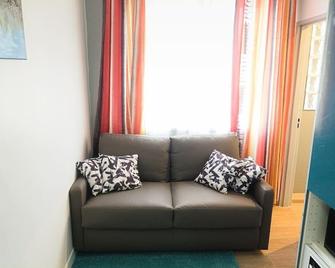 Paris Access with Creteil Apartment - Créteil - Living room