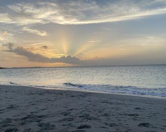 Private Villa in Long Bay Hills with shared Pool and Deck - peaceful and quiet - Grace Bay - Beach