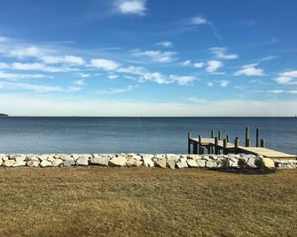 Newer Waterfront Home on the Chesapeake Bay - Annapolis - Beach