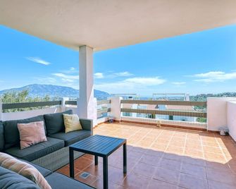 Apartment 'Casa de Mairena' with Sea & Mountain View and Wi-Fi - Elviria - Balcony