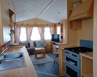 2-Bed Caravan - Sleeps 6 - Parking & Veranda - Skegness - Kitchen