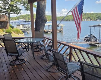 3-bedroom lakefront House at the Lake of the Ozarks -3 MM - Eldon - Balcón