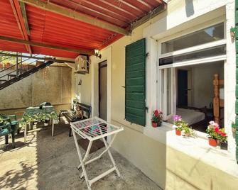 1-bedroom apartment with 3 beds + private parking - Tivat - Patio