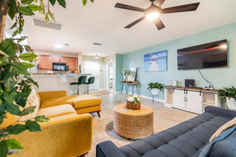 Retreat with bike access/full kitchen/Fence yard/board games/mins from Orlando - Tavares - Obývací pokoj