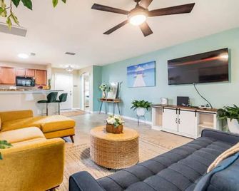 Retreat with bike access/full kitchen/Fence yard/board games/mins from Orlando - Tavares - Obývací pokoj