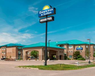 Days Inn & Suites by Wyndham Brandon - Brandon - Building