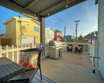Pool Access, Private Patio Living, Near the Beach Seahorse Cove by Avantstay - Port Aransas - Balkon