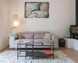 Charming apartment in a beautiful garden under the shade of a centuries-old oak - Momjan - Living room