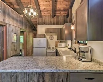 Little Camp · Cozy North Hero Lakefront w/Amazing views! - North Hero - Kitchen