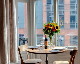 Base Serviced Apartments - City Road - Chester - Ruokailuhuone