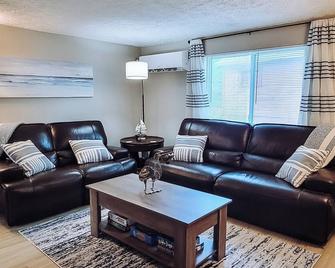 Lakeview W/ Road Access, Atv/ Utv Trails, Firepit, Snowmobile, Ice Fishing, Ski - Houghton Lake - Wohnzimmer