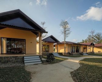 Con Nho Riverhouse - Restaurant & Glamping - Huế - Gebäude