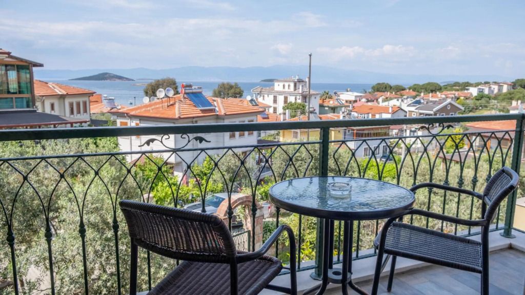 نيلوفر أوتل - للبالغين فقط - ايفاليك - شرفة