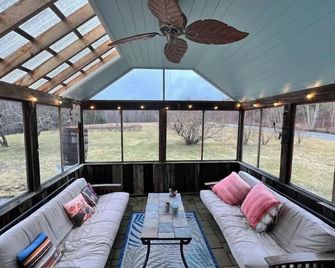The Mountain Farmhouse @ Crystal Spring Farm - Morristown - Living room