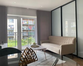 Sunny Gardens 3-bed Apartment in London - London - Living room