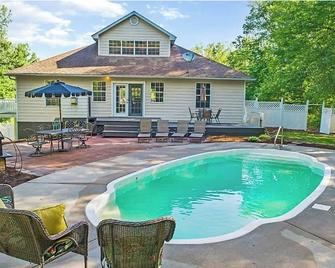 3+ acre Home: Pool Table, Putt-Putt, 4 miles to Downtown and SEMO, Summer Pool - Cape Girardeau - Pool