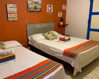 The Pelican Larry Hostel - กาลี - ห้องนอน