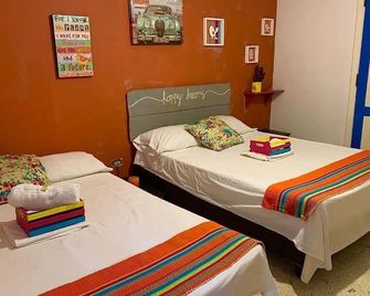 The Pelican Larry Hostel - קאלי - חדר שינה