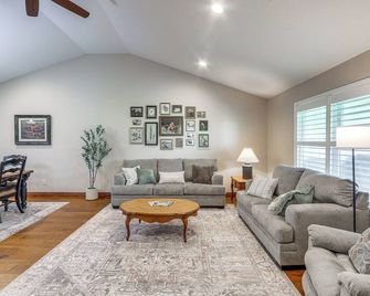2 Mi to Main Street: Family Home in Winfield! - Winfield - Living room