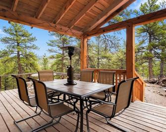 Off Grid Cozy Private Cabin - Cascade - Patio