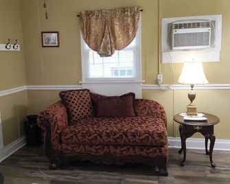 The Charming Cottage #1, 1-bedroom in delightful Danville with Private Drive - Danville - Salon