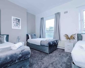Comfy four bedroom house with parking - Manchester - Bedroom