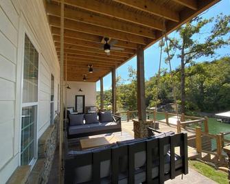 Luxurious 6-bedroom Smith Lake house in tranquil Arley area! - Arley - Balcony